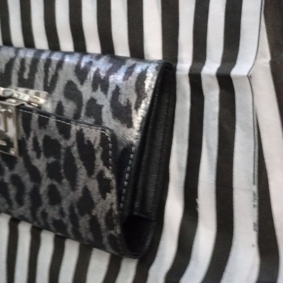 Michael Kors Shiny Leather Empire Leopard Print Silver Latch Perfect Condition - Picture 6 of 11